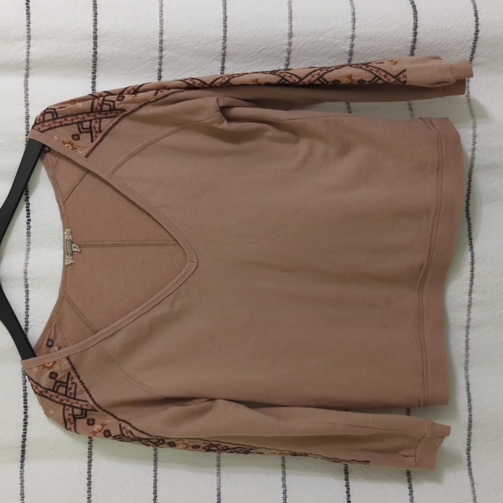 Gimmicks Camel color v-neck sweatshirt with embroidered sleeves.